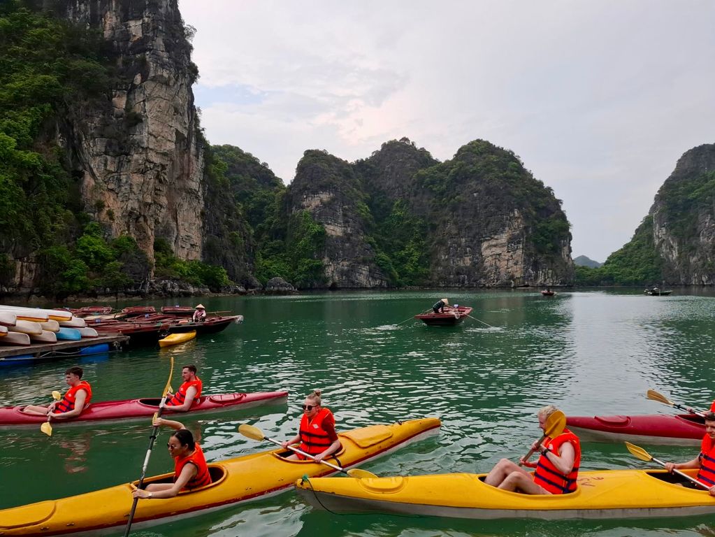 Optioneel kajakken bij de Ha Long Bay